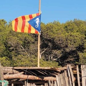 Drapeau LE BRUSC flottant au cabanon des pêcheurs du GAOU